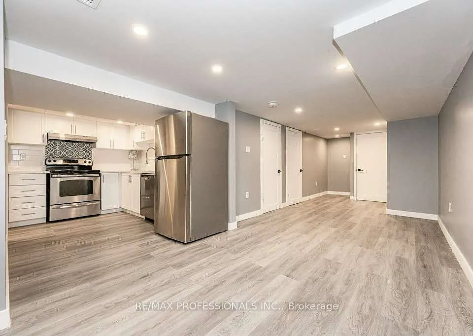 15 Wexford Ave N #LOWER
