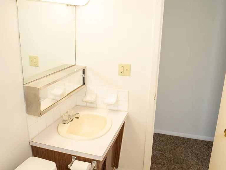 College Towers Apartments — Photo 10