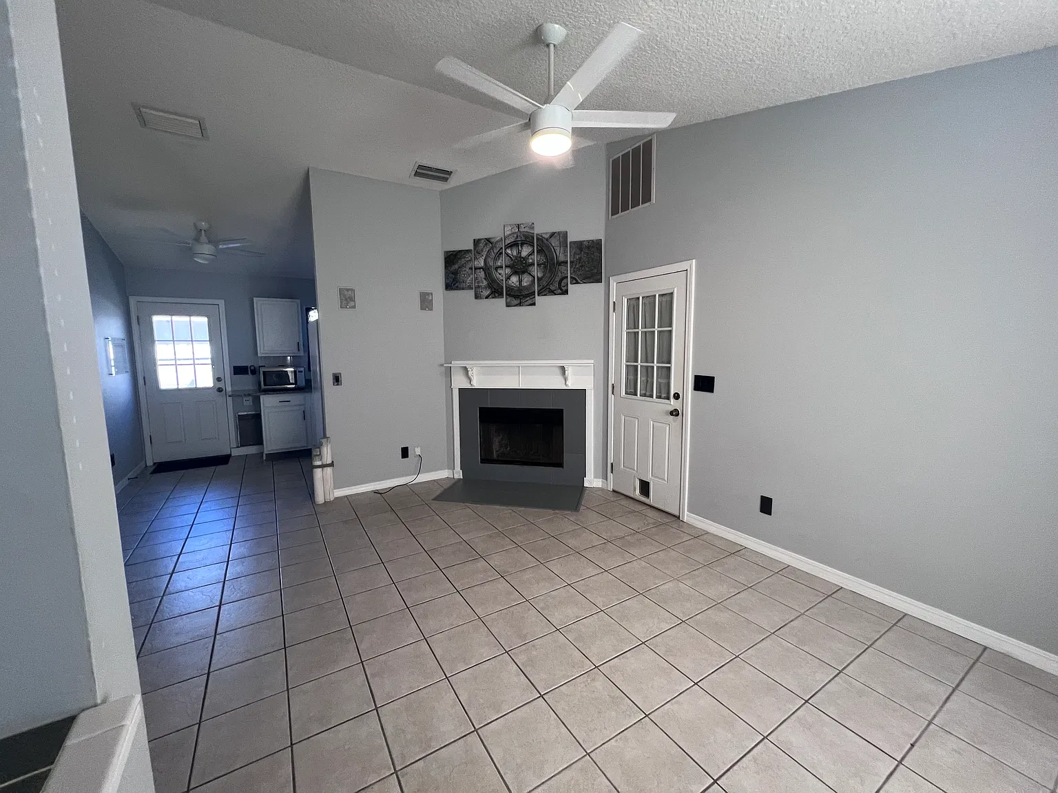2 bed, 905 sqft, $3,000 — Photo 2