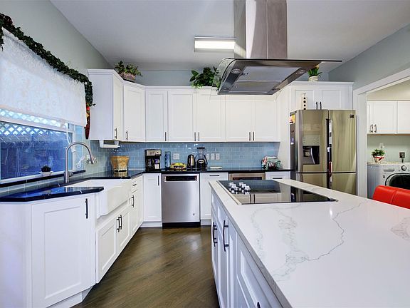 3rd image of 840 Threadneedle St E #208