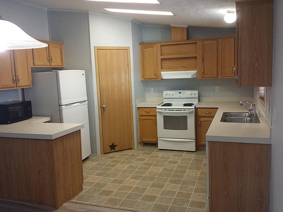 2nd image of 905 Maple Dr