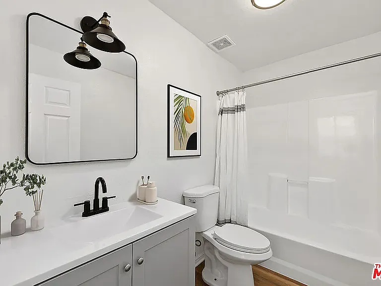 2 bed, 2340 sqft, $1,000 — Photo 2
