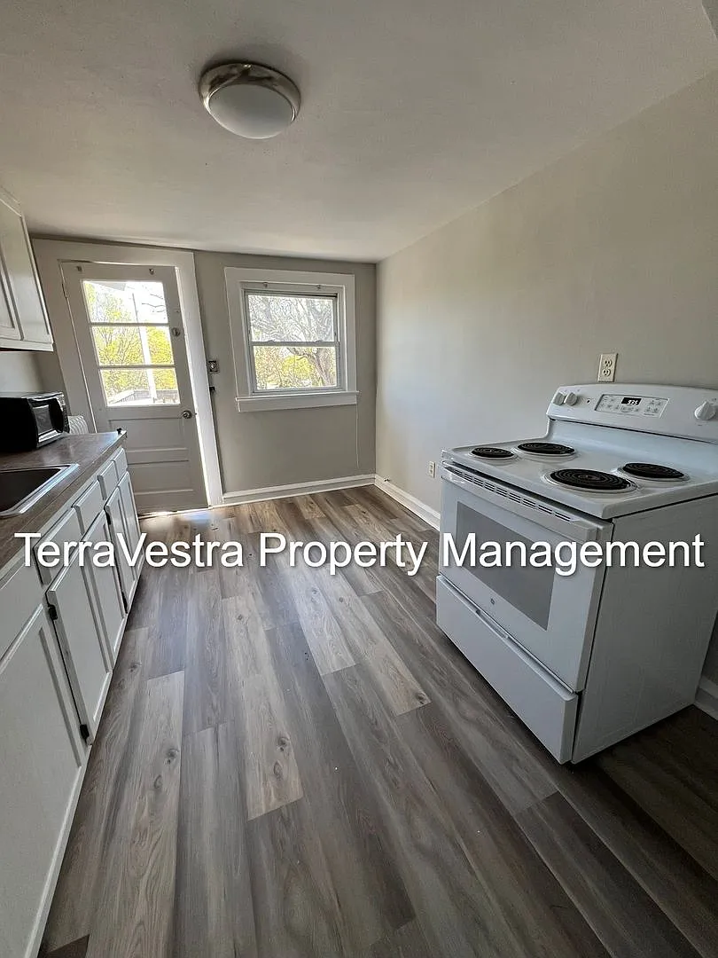 407 Southwest Boulevard — Photo 2