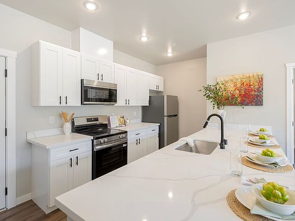 5th image of 1779 Village Ln SE