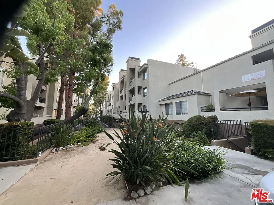 21450 Burbank Blvd #220