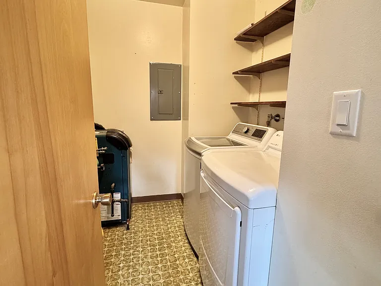 1091 Helena Ave — Photo 14