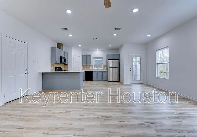 8203 Woodlyn Rd #C — Photo 11