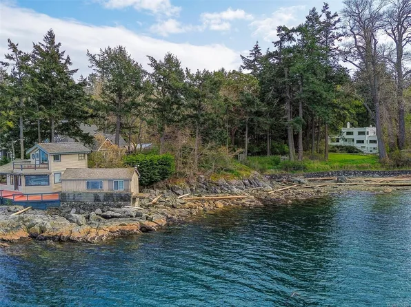 2620 Queenswood Dr, Saanich, BC V8N 1X5