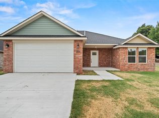 204 E Abbot Ln, Mustang, OK 73064
