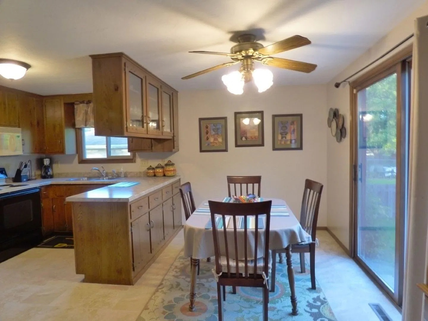 3 Bed 1.5 Bath Duplex w/ 2 Stall Garage — Photo 2