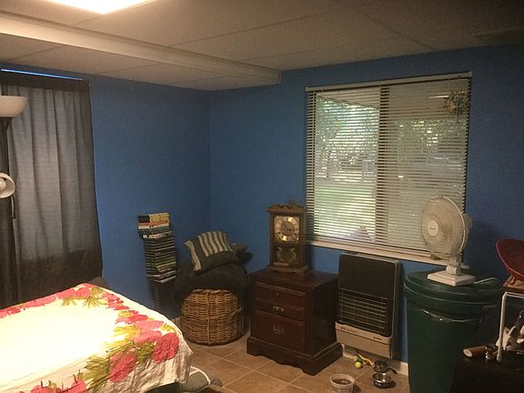 3rd BR w 1/2 bath & laundry