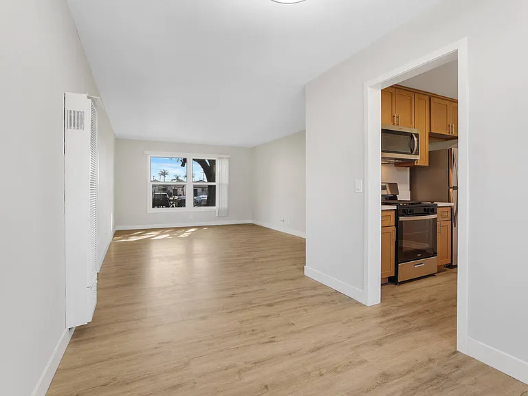 Hollypark Knolls Apartments — Photo 9