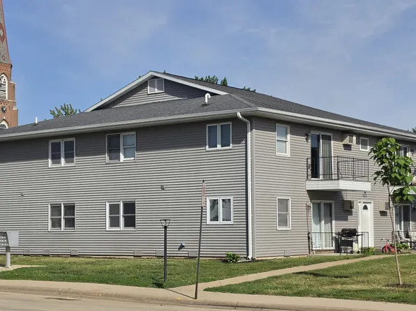 412 3rd Ave SW #16, Cascade, IA 52033