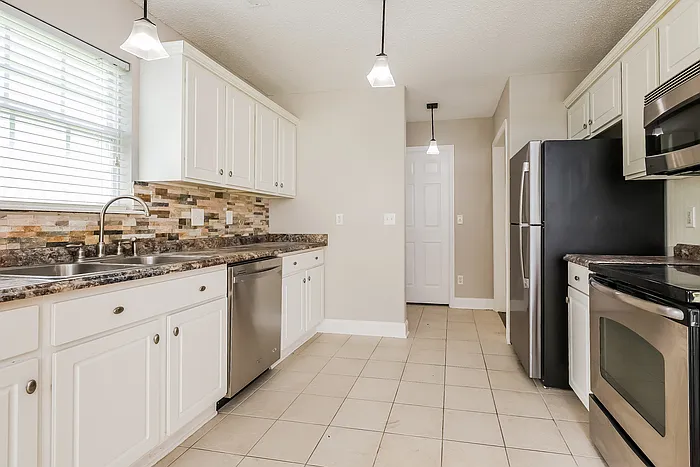 3 bed, 2.0 bath, 1390 sqft, $2,245 — Photo 4
