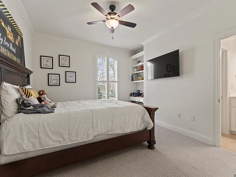 228 E Greens Dr — Photo 7