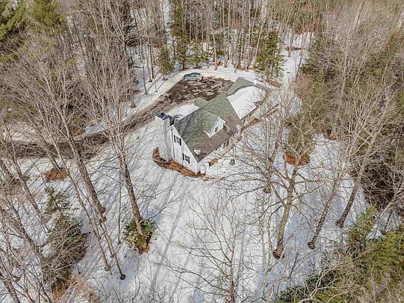 4th image of 289 Middle Road