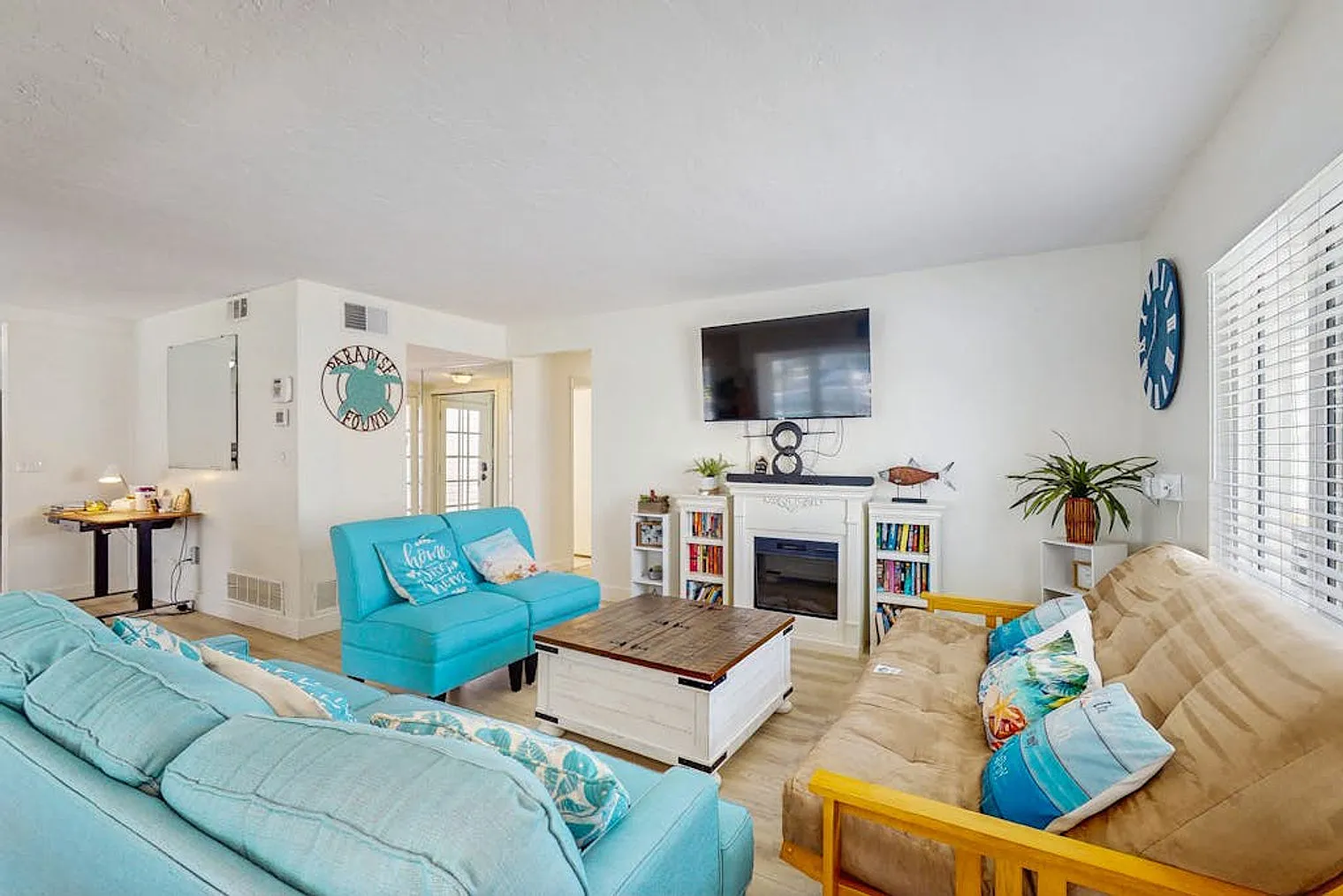 3 bed, 2.0 bath, 1560 sqft, $5,886 — Photo 3