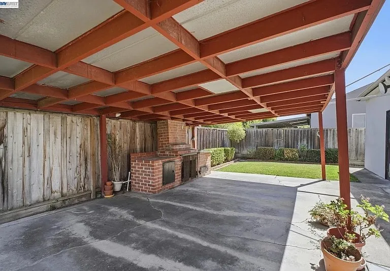 930 Castle St — Photo 34