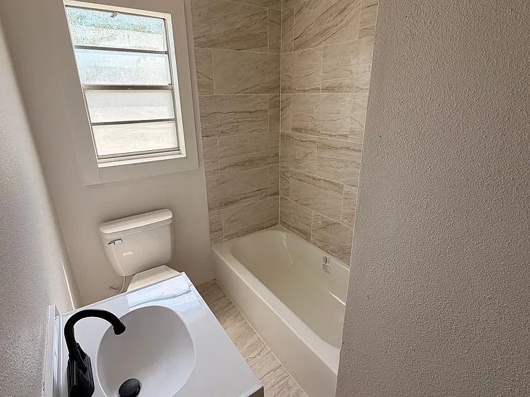 506 W Inez St — Photo 9