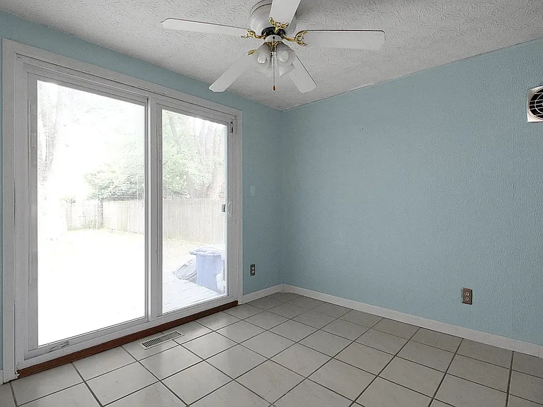 2138 Sprucefield Dr — Photo 8