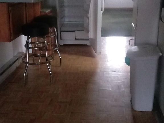 Large kitchen, parkay flooring dining area