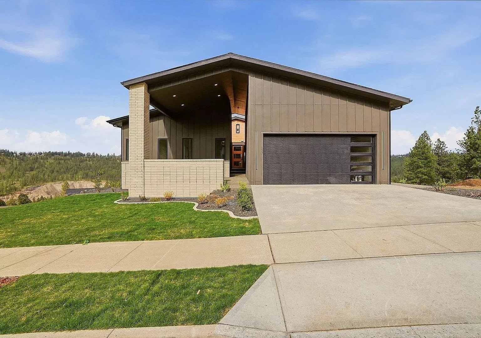 Beautiful 5 Bed, 5 Bath House in Spokane! — Photo 2