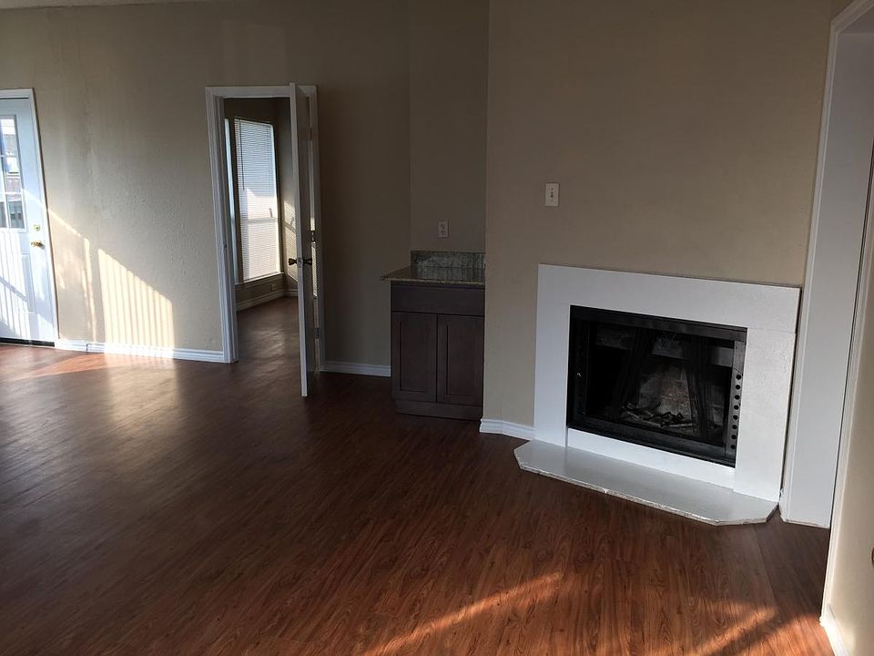 Living Room - Fireplace Area