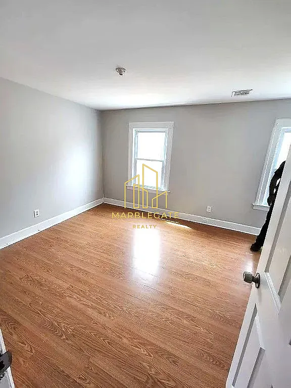 4 bed, $2,300 — Photo 2