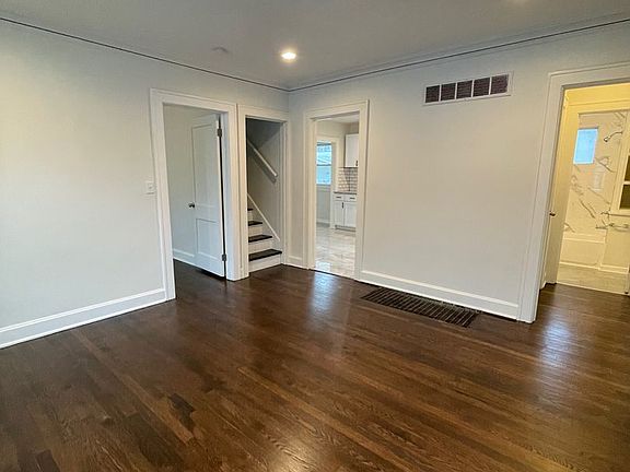 4th image of 146 N Oakley Ave