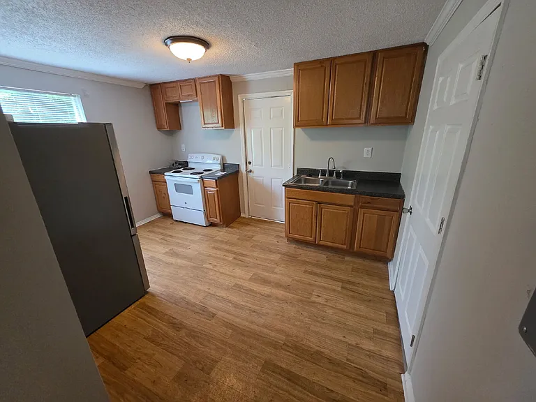 517 Thomas St — Photo 9