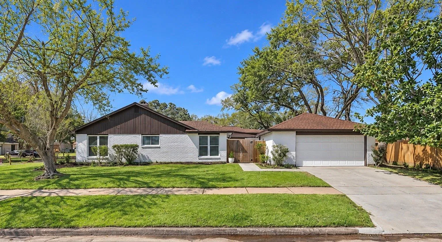 3 bed, 2.0 bath, 1918 sqft, $2,300 — Photo 3