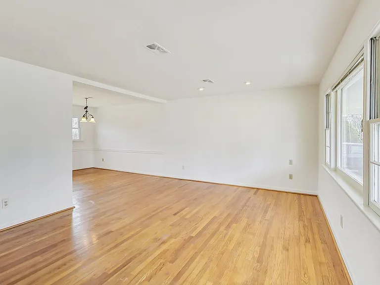 1208 Pinewood Dr — Photo 7