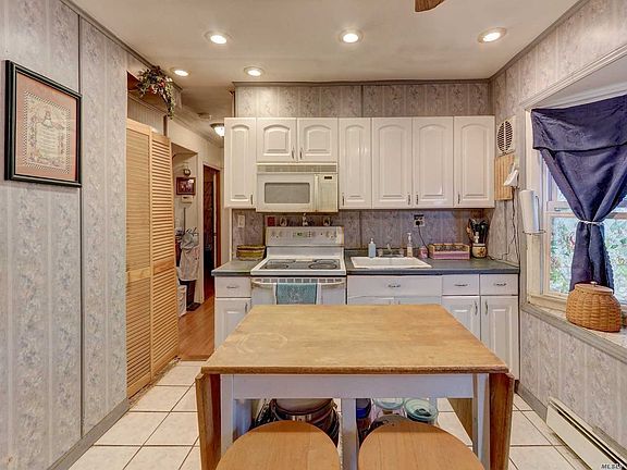 3rd image of 15 Amber Ln