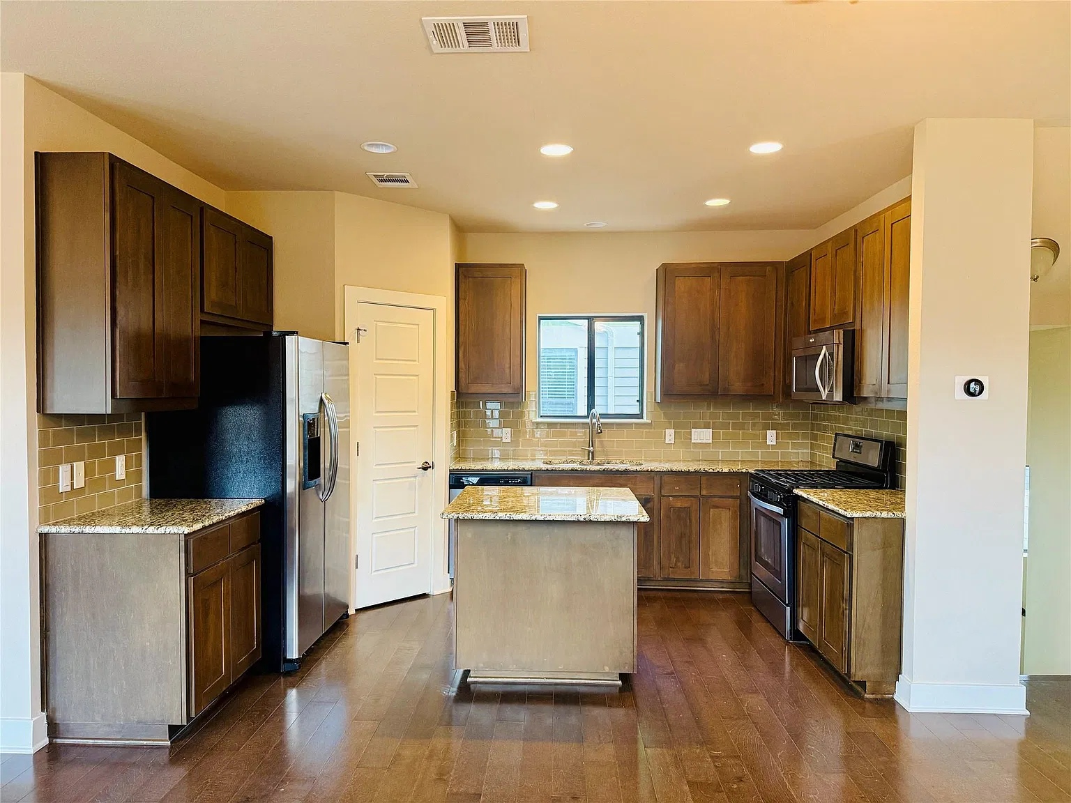 2 bed, 2.5 bath, 1408 sqft, $2,300 — Photo 4