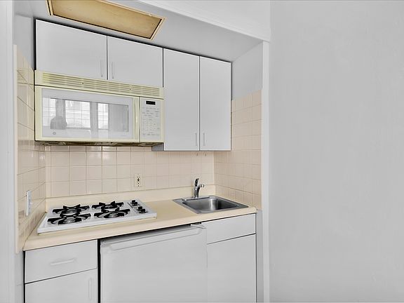 4th image of 324 E 70th St #109