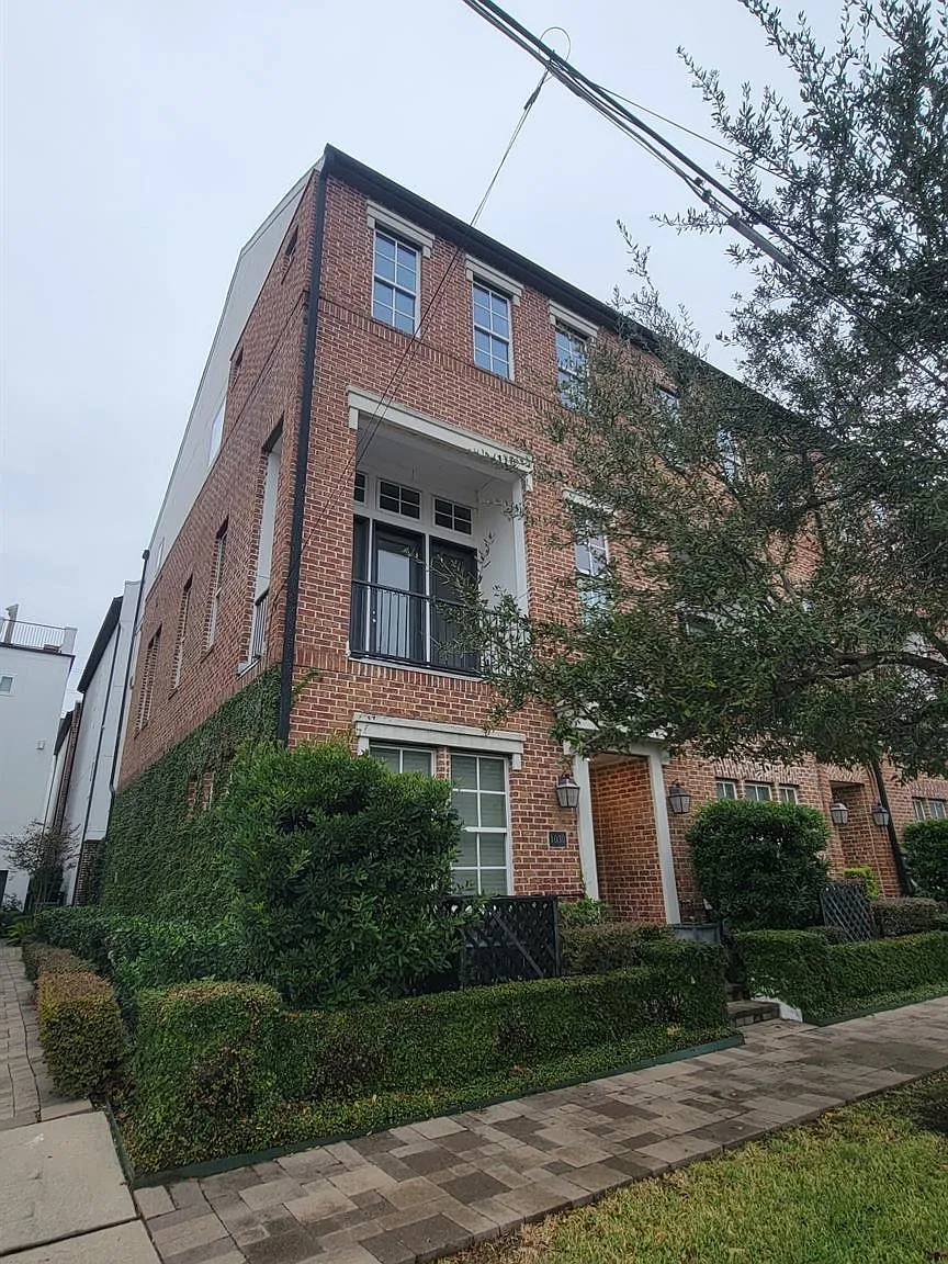 3 bed, 3.5 bath, 2216 sqft, $2,800 — Photo 1