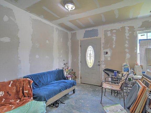2nd image of 208 E 6th St