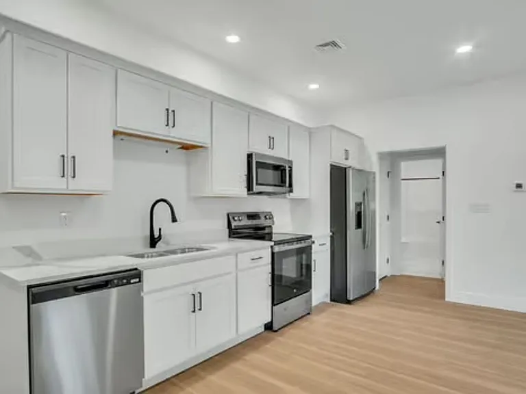 1309 N Bridge St — Photo 1
