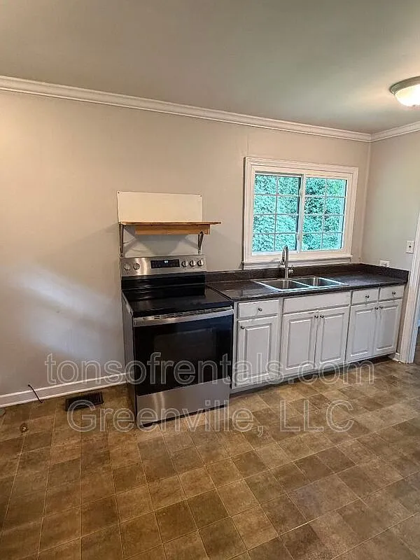 3 bed, 1.0 bath, 826 sqft, $1,195 — Photo 3