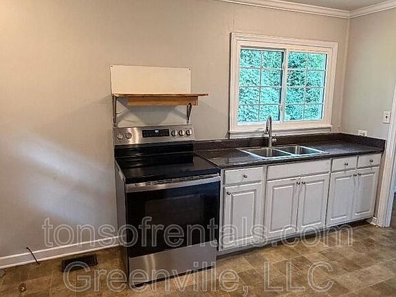 3rd image of 793 Hillview St