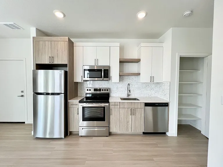 Greenwich Ave Apartments — Photo 38