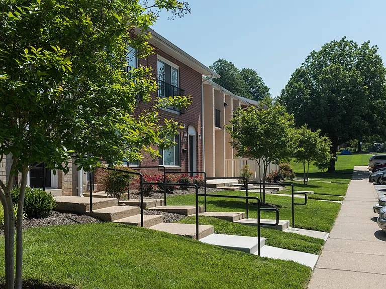 Hampton Manor Apartments & Townhomes — Photo 21