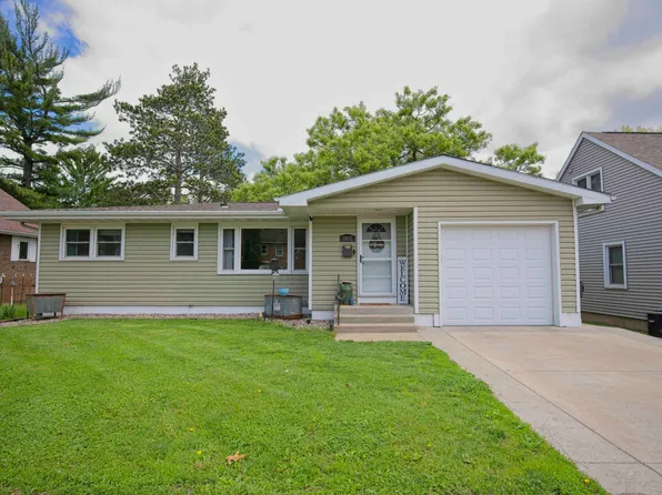 1037 W Wisconsin St, Portage, WI 53901