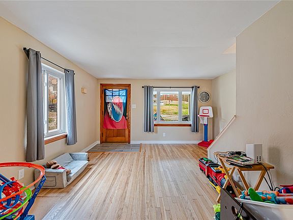 4th image of 402 Cedar St