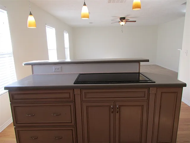 2651 Sutherland Dr — Photo 4