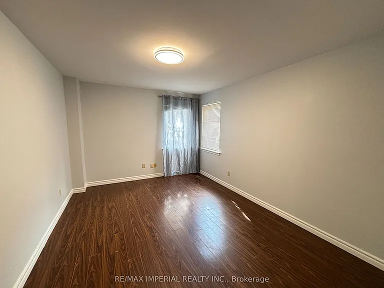 98 McMorran Cres — Photo 4