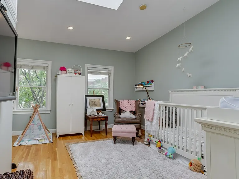 214 W 7th St #2L — Photo 50