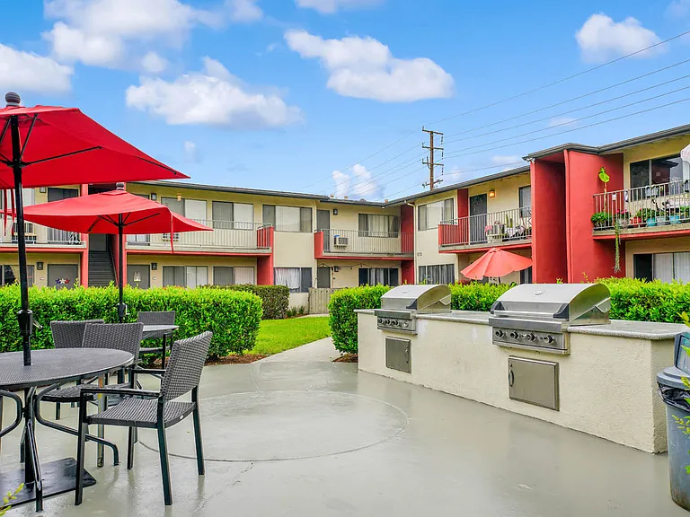 Sunset Square Apartments — Photo 7