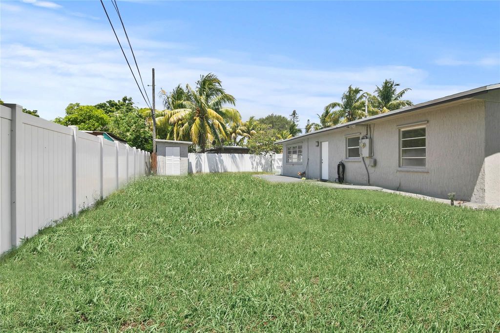 1010 NE 24TH Street, photo 2