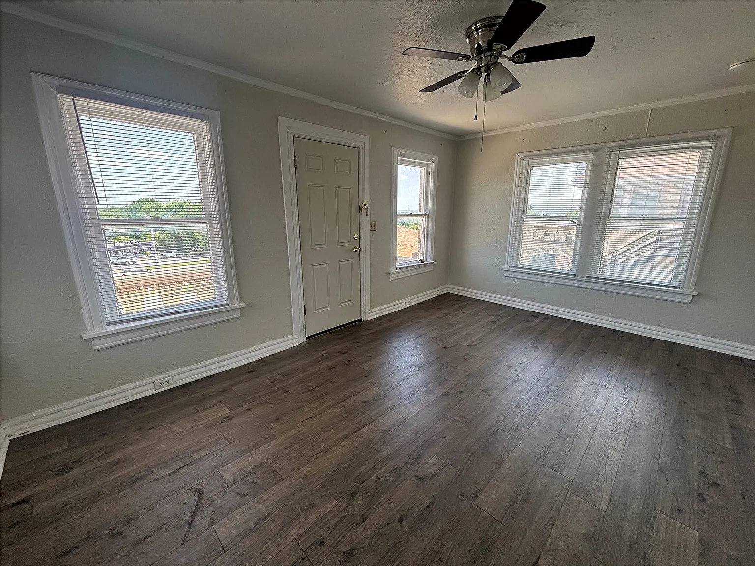 1 bed, 1.0 bath, 325 sqft, $885 — Photo 1